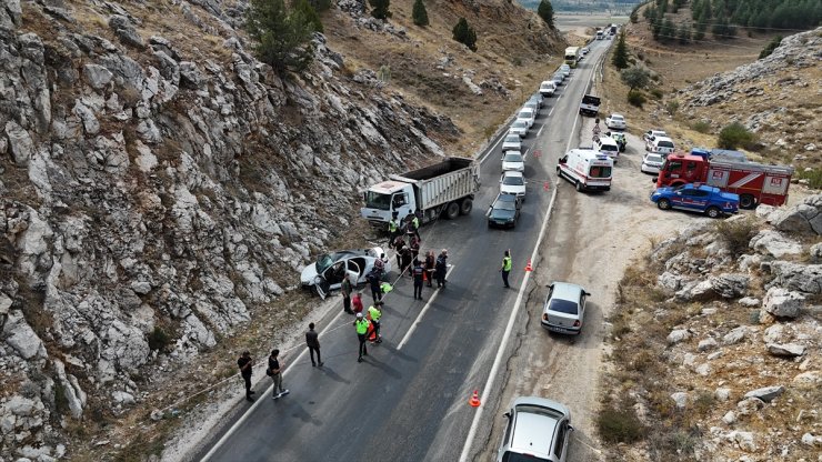 Kahramanmaraş'ta kamyonla çarpışan otomobildeki 2 kişi öldü