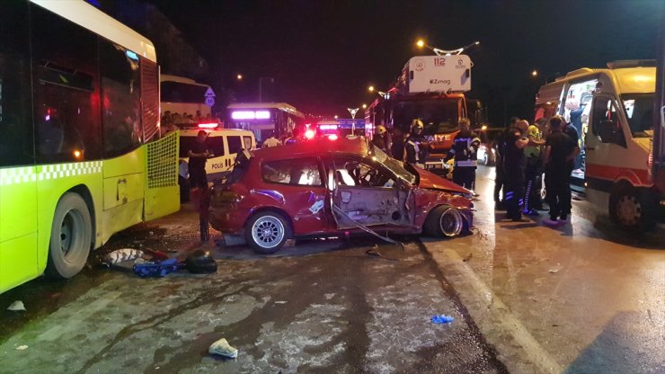 Kocaeli'de belediye otobüslerine çarpan otomobildeki 1 kişi öldü, 3 kişi yaralandı