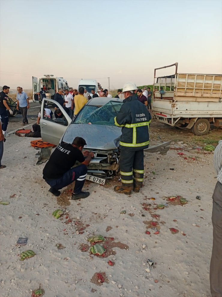 Mardin'de iki otomobilin çarpışması sonucu 5'i çocuk 9 kişi yaralandı