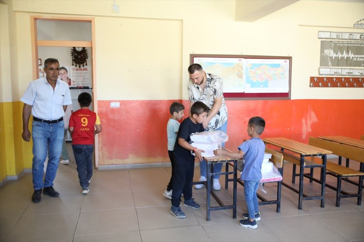 Öğretmen ve veliler el ele vererek sınıfları boyadı, temizlik yaptı