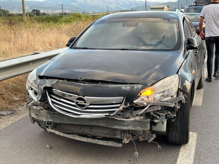 Sakarya'da yolcu otobüsüyle otomobilin çarpışması sonucu 1 kişi yaralandı