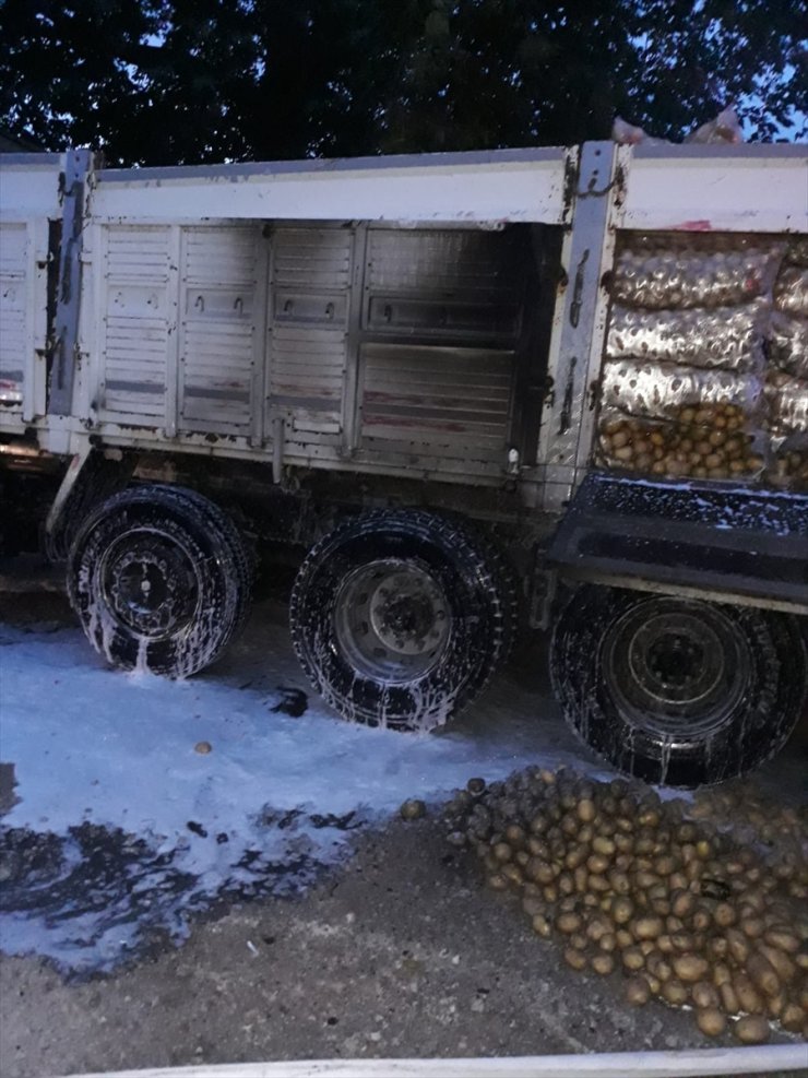 Tokat'ta patates yüklü tırda çıkan yangın söndürüldü