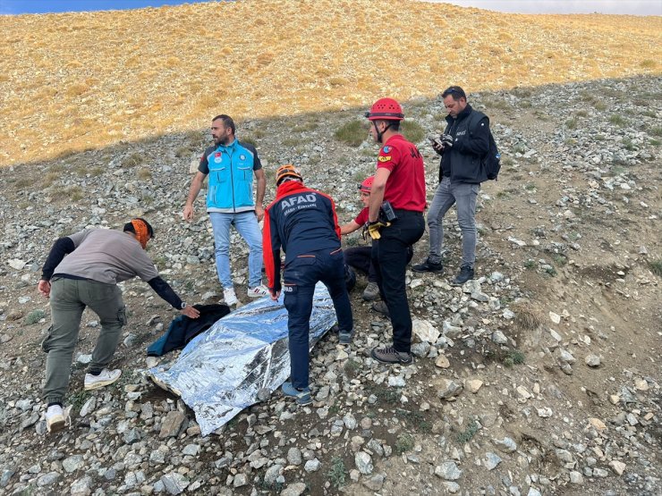 Erzincan'da mahsur kalan yaralı paraşütçü ekiplerce kurtarıldı