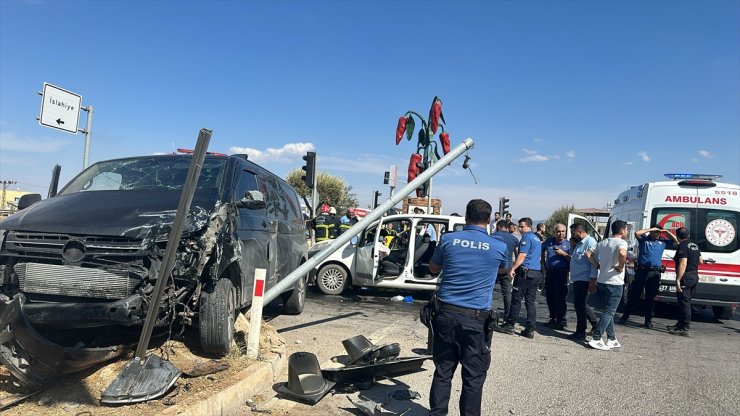 Gaziantep'te minibüs ile hafif ticari aracın çarpıştığı kazada 4 kişi yaralandı