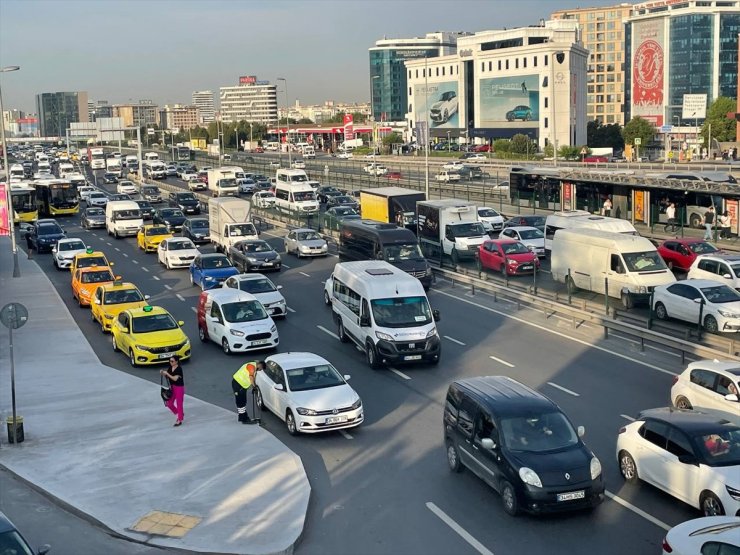 İstanbul'da sabah saatlerinde trafik yoğunluğu yaşanıyor