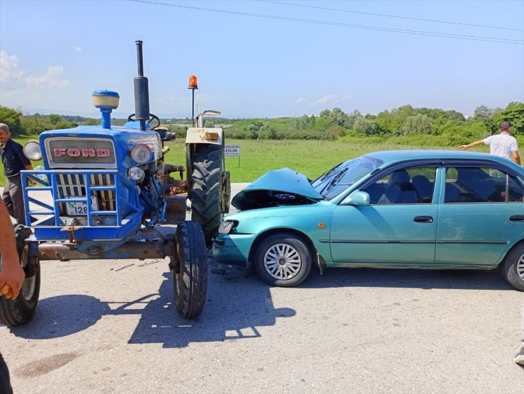 Samsun'da otomobil ile traktörün çarpıştığı kazada 3 kişi yaralandı