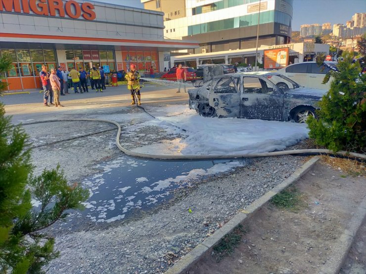 Tokat'ta park halindeki otomobil yandı