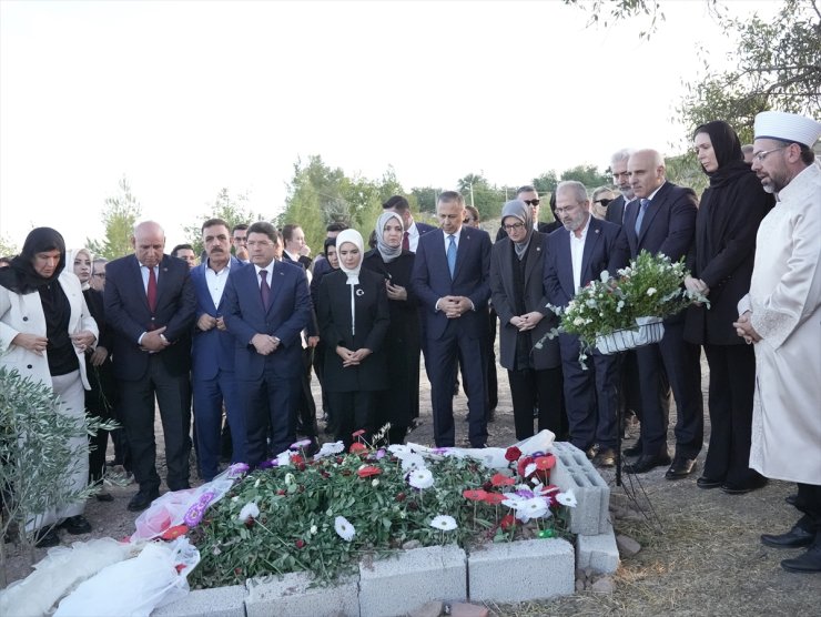 Bakanlar Göktaş, Tunç ve Yerlikaya, Narin Güran'ın kabrini ziyaret etti