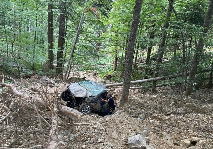 Bolu'da uçuruma yuvarlanan otomobilin sürücüsü öldü