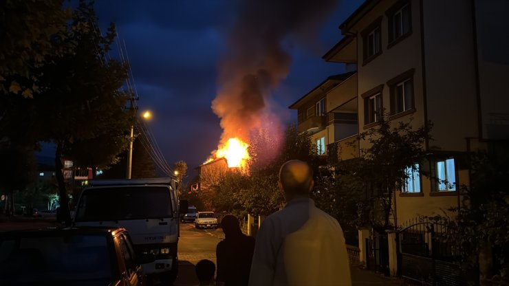 Bolu'da yıldırım isabet eden apartmanın çatısında çıkan yangın söndürüldü