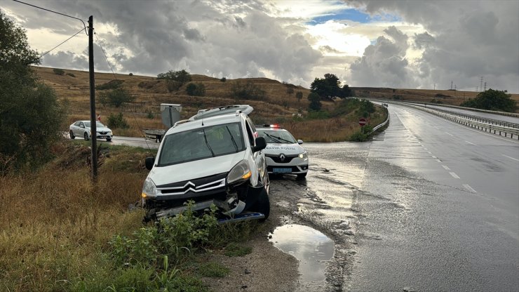 Edirne'de polisten kaçarken kaza yapan araçta 3 düzensiz göçmen yakalandı