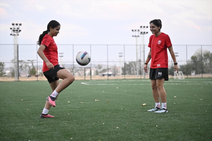 FOMGET'in genç kadın futbolcuları "aile desteği"nin önemini anlattı