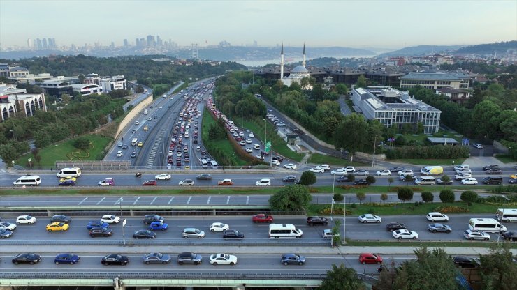 İstanbul'da haftanın üçüncü iş gününde trafik yoğunluğu yaşanıyor