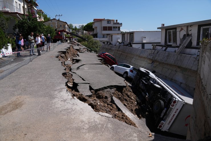 GÜNCELLEME - İzmir Menderes'te sağanak sonrası yol çöktü, bazı ev ve iş yerlerini su bastı