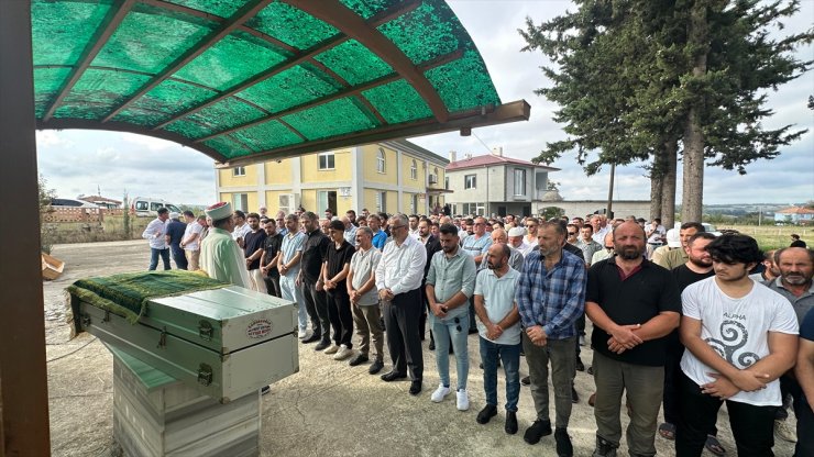 Samsun'da kuyu açarken toprak altında kalan iki işçiden biri toprağa verildi