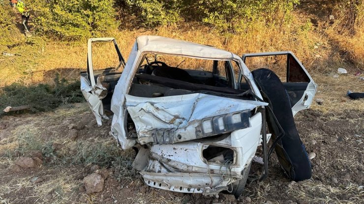 Adıyaman'da devrilen otomobildeki 4 kişi yaralandı