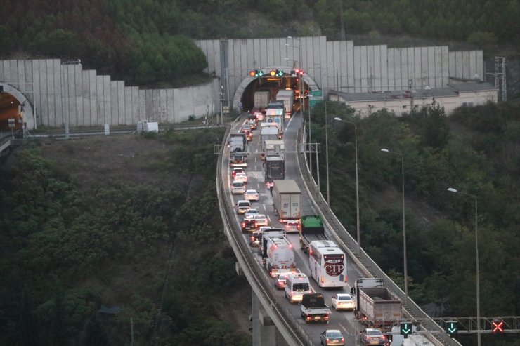 Anadolu Otoyolu'nun Kocaeli kesiminde 3 tırın karıştığı zincirleme trafik kazası ulaşımı aksattı