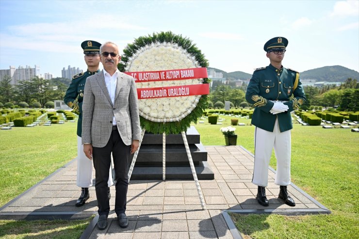 Bakan Uraloğlu, Güney Kore'deki Birleşmiş Milletler Anıt Mezarlığı'nı ziyaret etti: