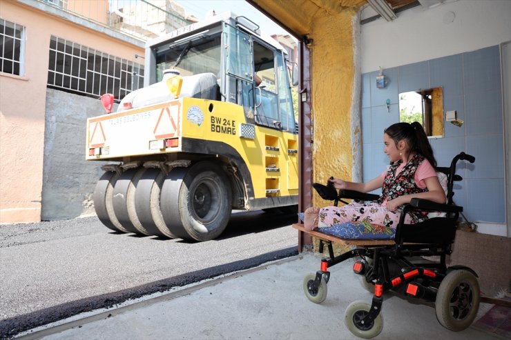 Cam kemik hastası çocuğun evinin yolu, akülü aracı rahat kullanabilmesi için asfaltlandı