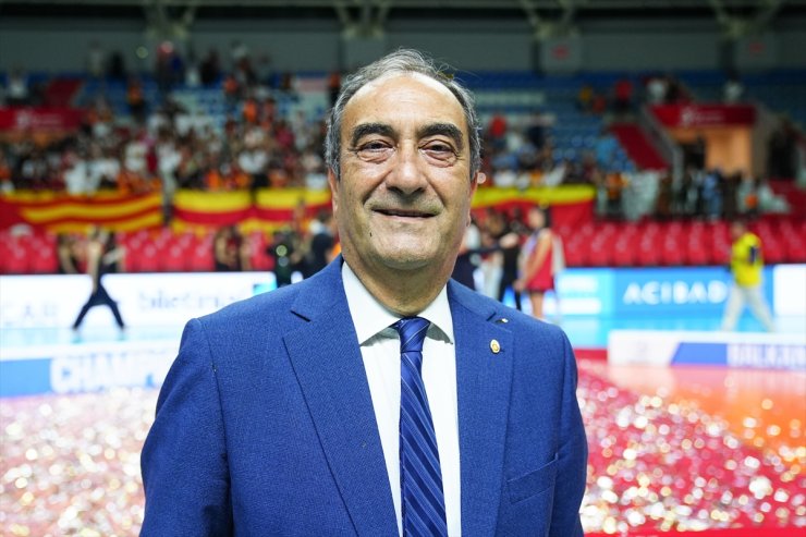 Galatasaray Daikin Kadın Voleybol Takımı'na Balkan Kupası takdim edildi