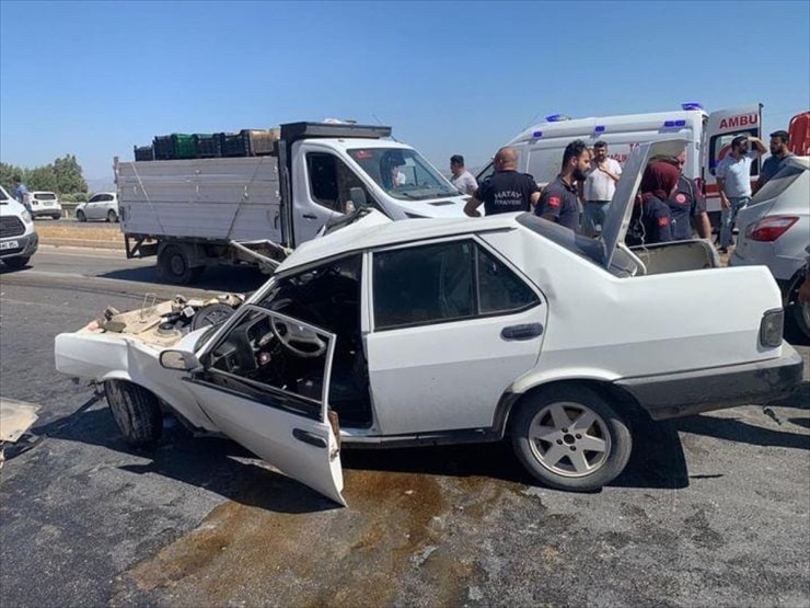 Hatay'da beton mikseriyle çarpışan otomobildeki 1 kişi öldü, 1 kişi yaralandı