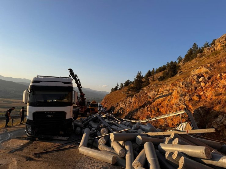 Kahramanmaraş'ta kumaş yüklü tırın devrilmesi sonucu yol trafiğe kapandı