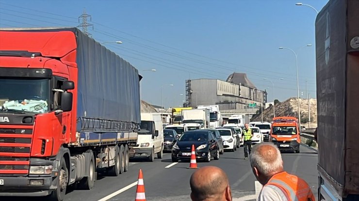 Anadolu Otoyolu'nda bariyere çarpan otomobilin sürücüsü yaralandı