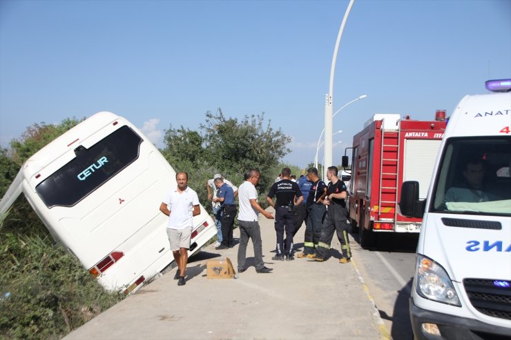 Antalya'da yoldan çıkan servis otobüsündeki 7 kişi yaralandı