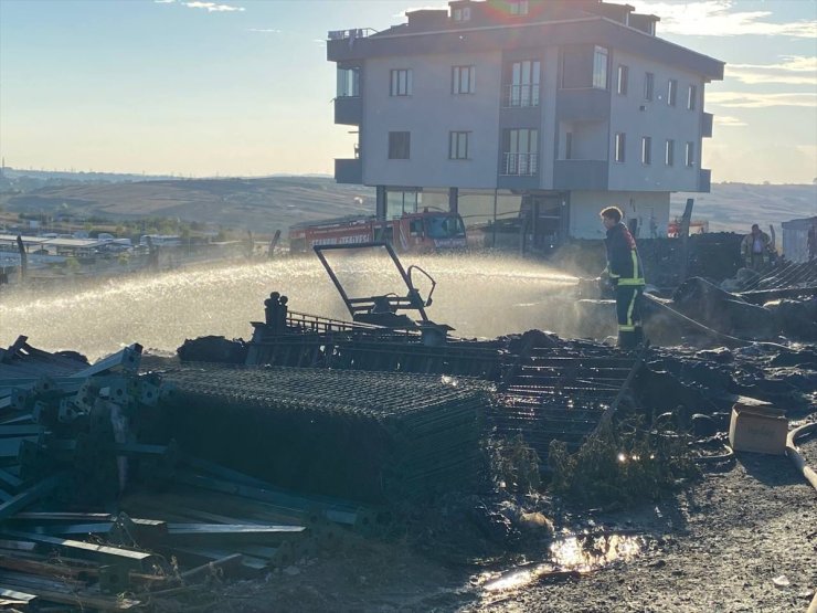 Arnavutköy'de bir iş yerinde malzeme depolanan açık alanda çıkan yangın söndürüldü