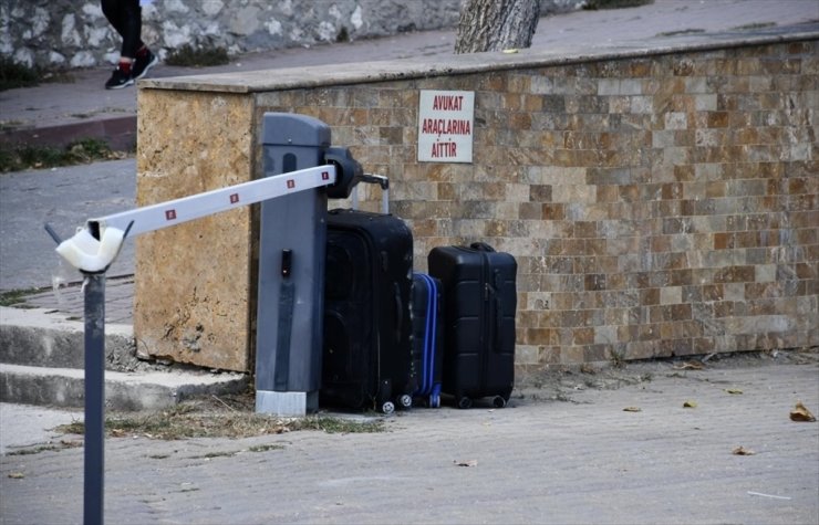 Bilecik'te valizlerini adliye otoparkında unutunca arandığı anlaşılan şüpheli gözaltına alındı