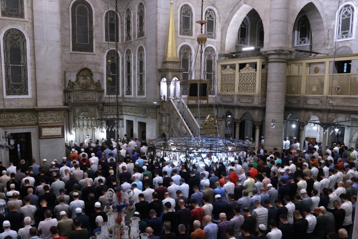 Diyanet İşleri Başkanı Erbaş, İstanbul'da sabah namazı kıldırdı