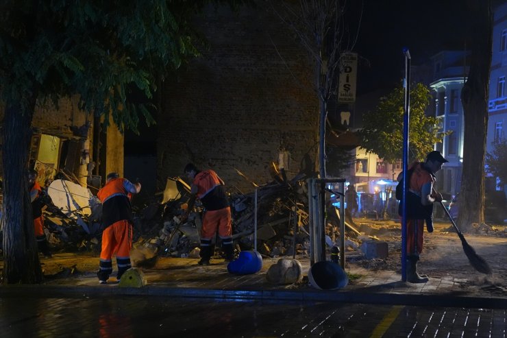 Fatih’te çöken 3 katlı metruk binada çalışmalar sonlandırıldı