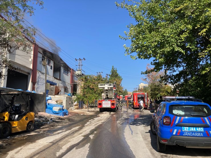 Gaziantep'te yatak fabrikasında çıkan yangın söndürüldü