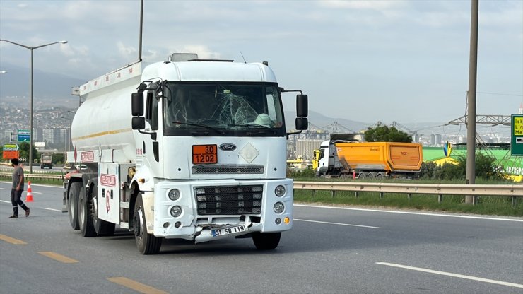 Hatay'da yakıt tankeriyle çarpışan işçi servisindeki 11 kişi yaralandı