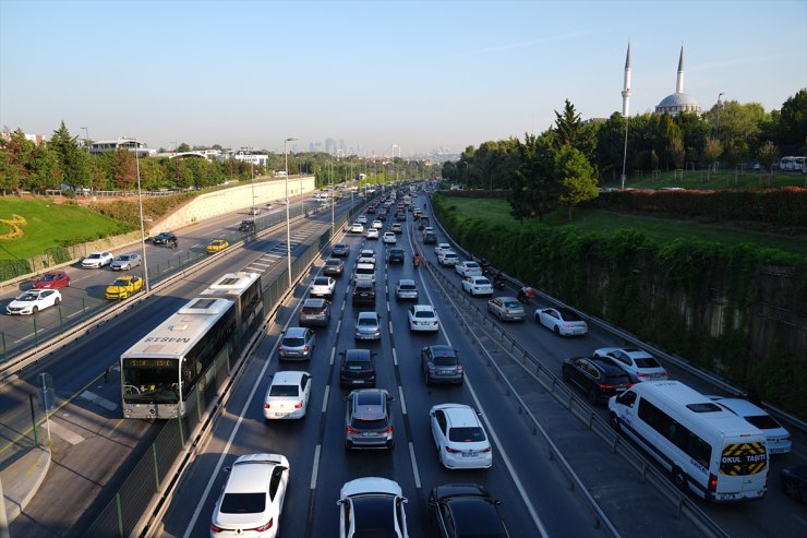 İstanbul'da haftanın son mesai gününde trafik yoğunluğu yaşanıyor