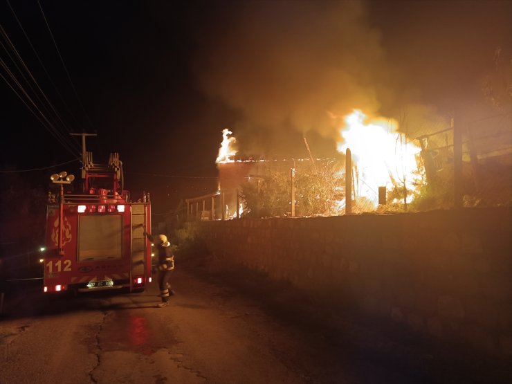 Kastamonu'da çıkan yangında 2 katlı bina ile 600 balya saman yandı