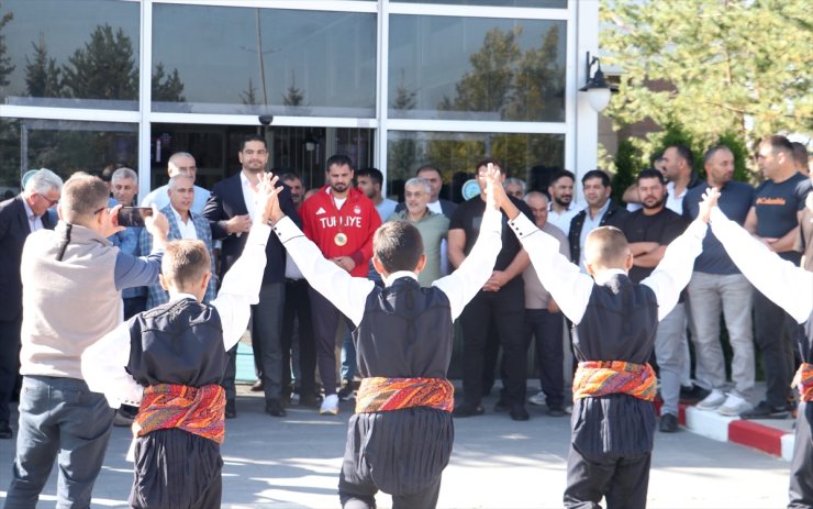 Paralimpik Oyunları şampiyonu judocu İbrahim Bölükbaşı, memleketi Erzurum'da çiçeklerle karşılandı