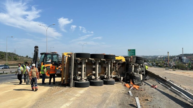 Pendik'te devrilen kamyonun sürücüsü yaralandı