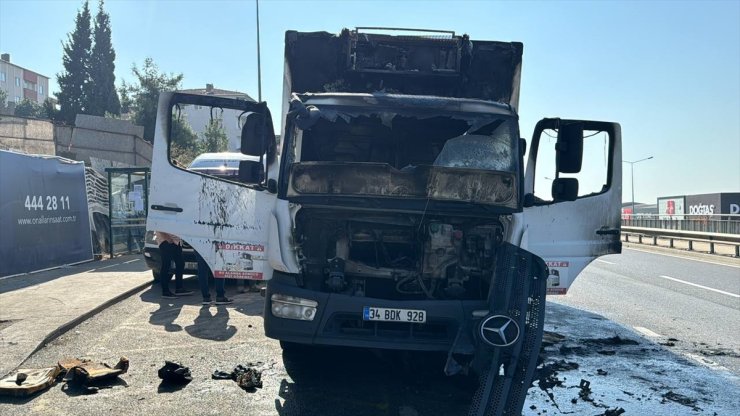 Tuzla'da zincir marketin sevkiyat kamyonunda çıkan yangın söndürüldü