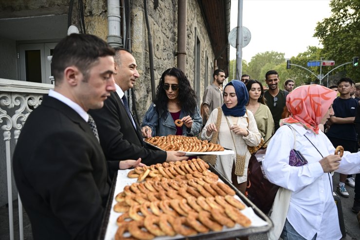 Cumhurbaşkanlığı Dolmabahçe Ofisi önünde vatandaşlara kandil simidi ikram edildi