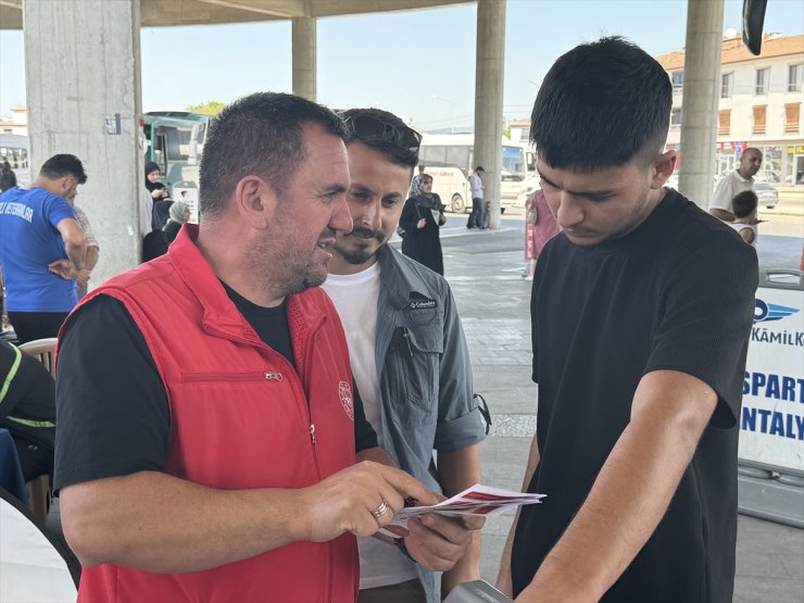 Düzce'de üniversite kazanan öğrencileri gençlik liderleri otogarda karşıladı