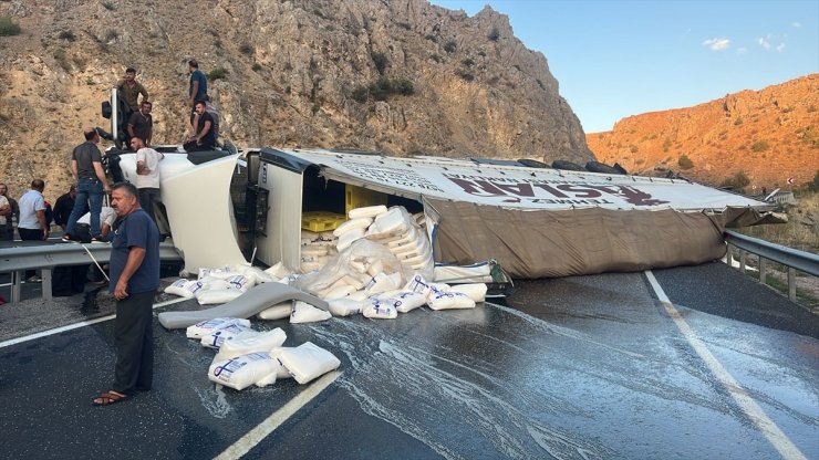 Erzincan’da devrilen tırda sıkışan sürücüyü AFAD ekipleri kurtardı