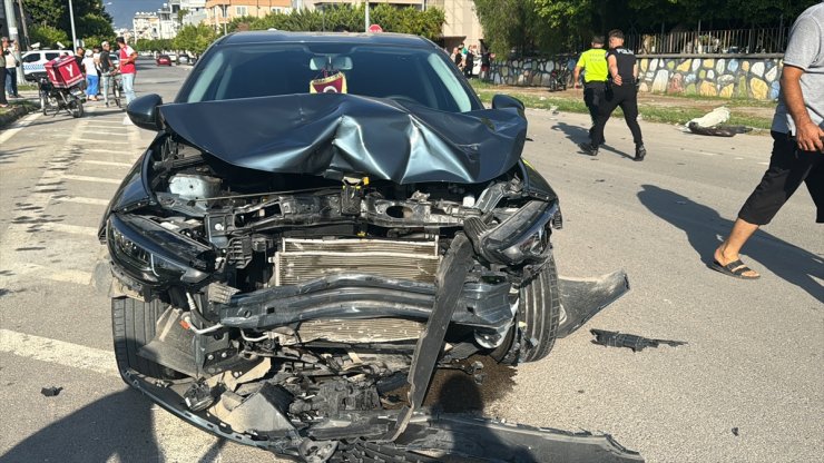 Hatay'da otomobilin çarptığı motosikletteki 3 kişi yaralandı