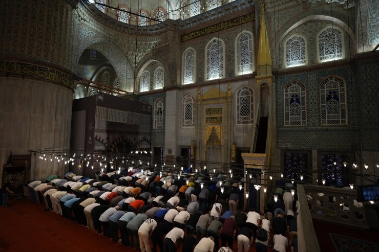 İstanbul'daki camilerde Mevlit Kandili dualarla idrak edildi