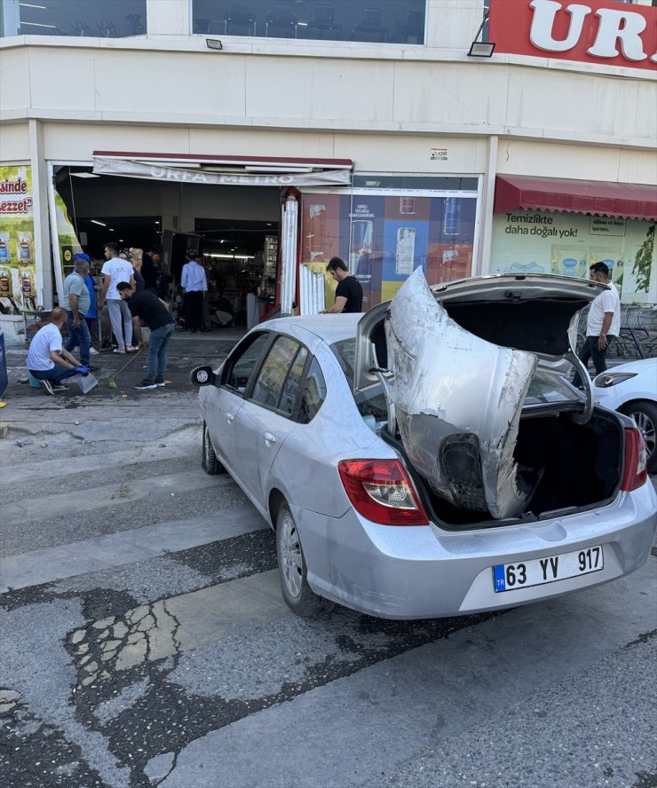 Şanlıurfa'da kontrolden çıkan otomobil markete girdi