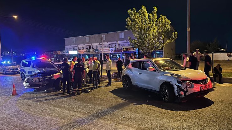 Adıyaman'da iki otomobilin çarpıştığı kazada 3 kişi yaralandı