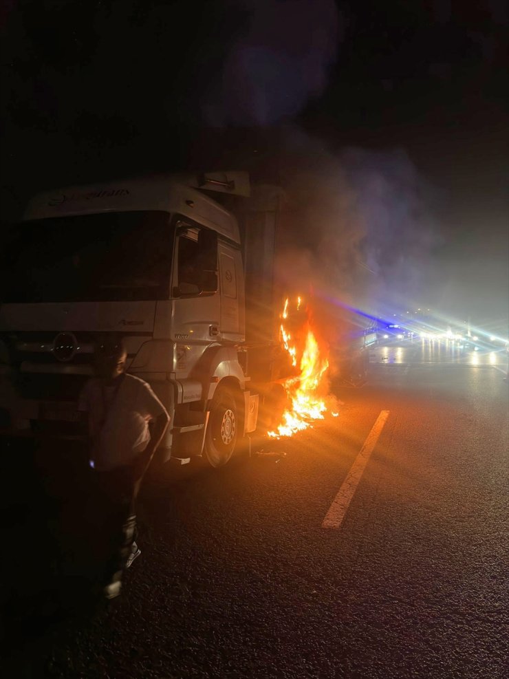 Anadolu Otoyolu'nda balatalarından yanmaya başlayan tır kullanılamaz hale geldi