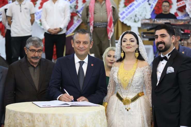 CHP Genel Başkanı Özgür Özel, Mardin'de nikah şahidi oldu