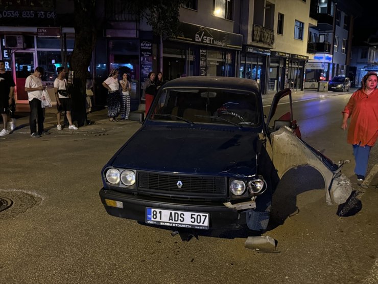 Düzce'de otomobil ile çarpışan motosikletteki 2 kişi yaralandı