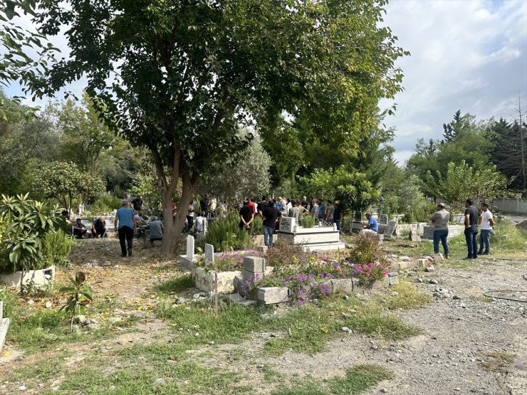 Hatay'da tırın çarpması sonucu ölen 4 yaşındaki çocuğun cenazesi defnedildi